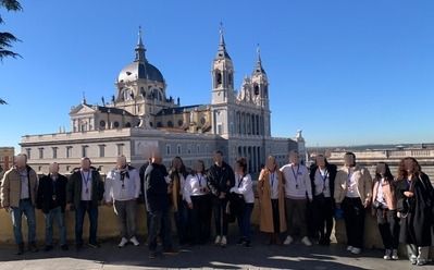 Grupo de viaje de incentivo de empresa frente a la Catedral de la Almudena