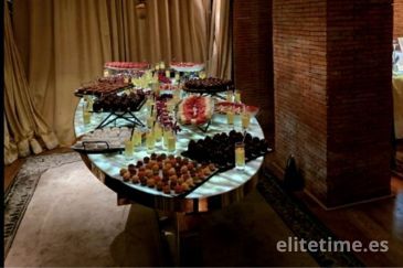 Mesa preparada con dulces para después de la cena