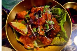 Típico plato mexicano con lima en tazón dorado