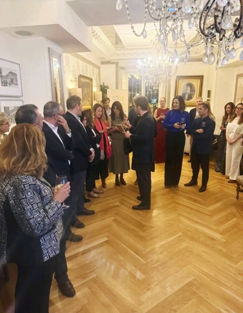El Mago José Ruiz realiza un truco de magia para los invitados