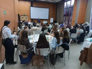 Experiencia corporativa con mesas redondas tipo banquete durante cata guiada con servicio de catering