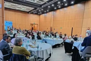 Lee más sobre el artículo Cómo elegir la disposición de mesas en un evento: guía técnica